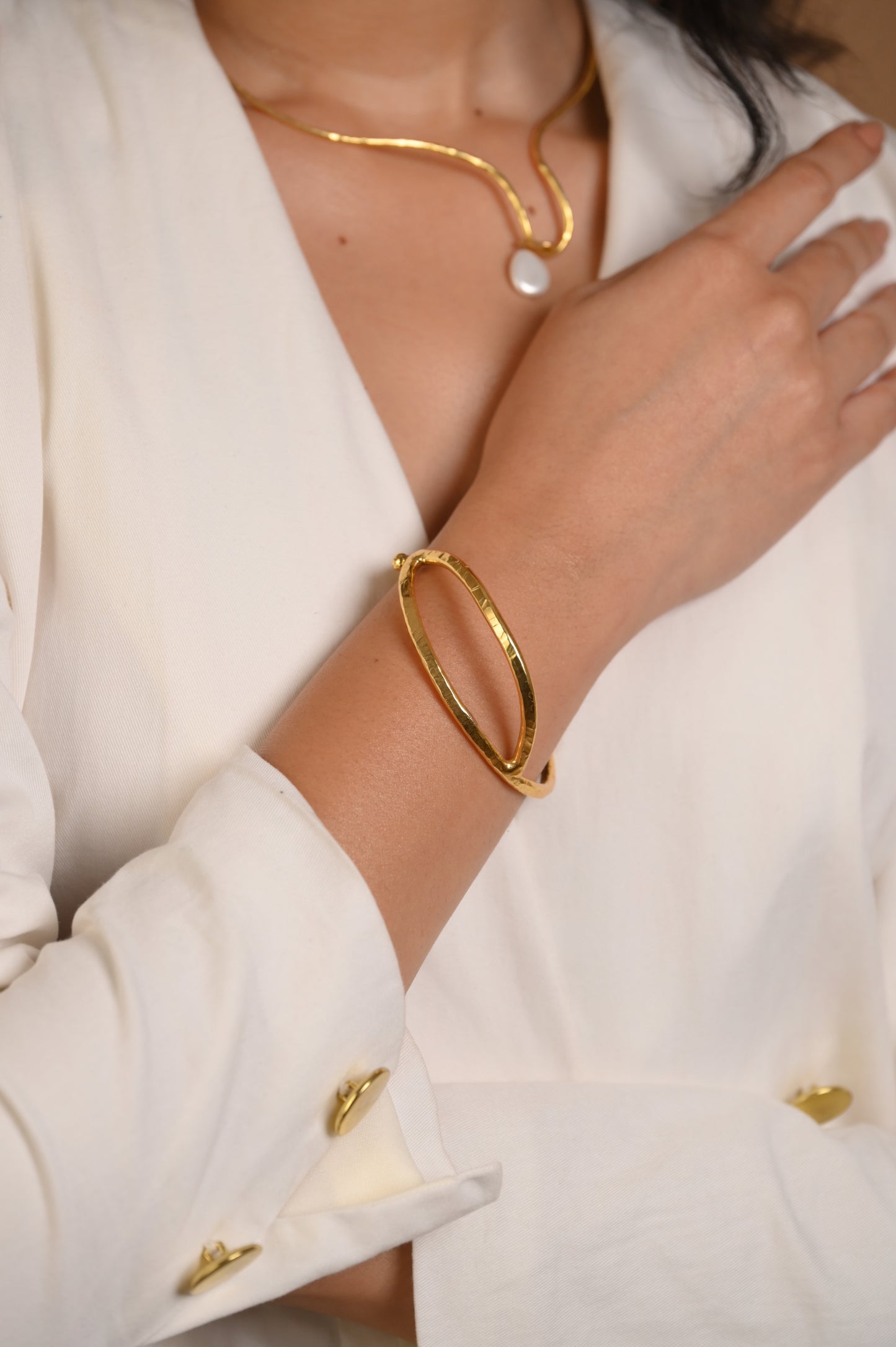 Leafy Handcuff in Gold