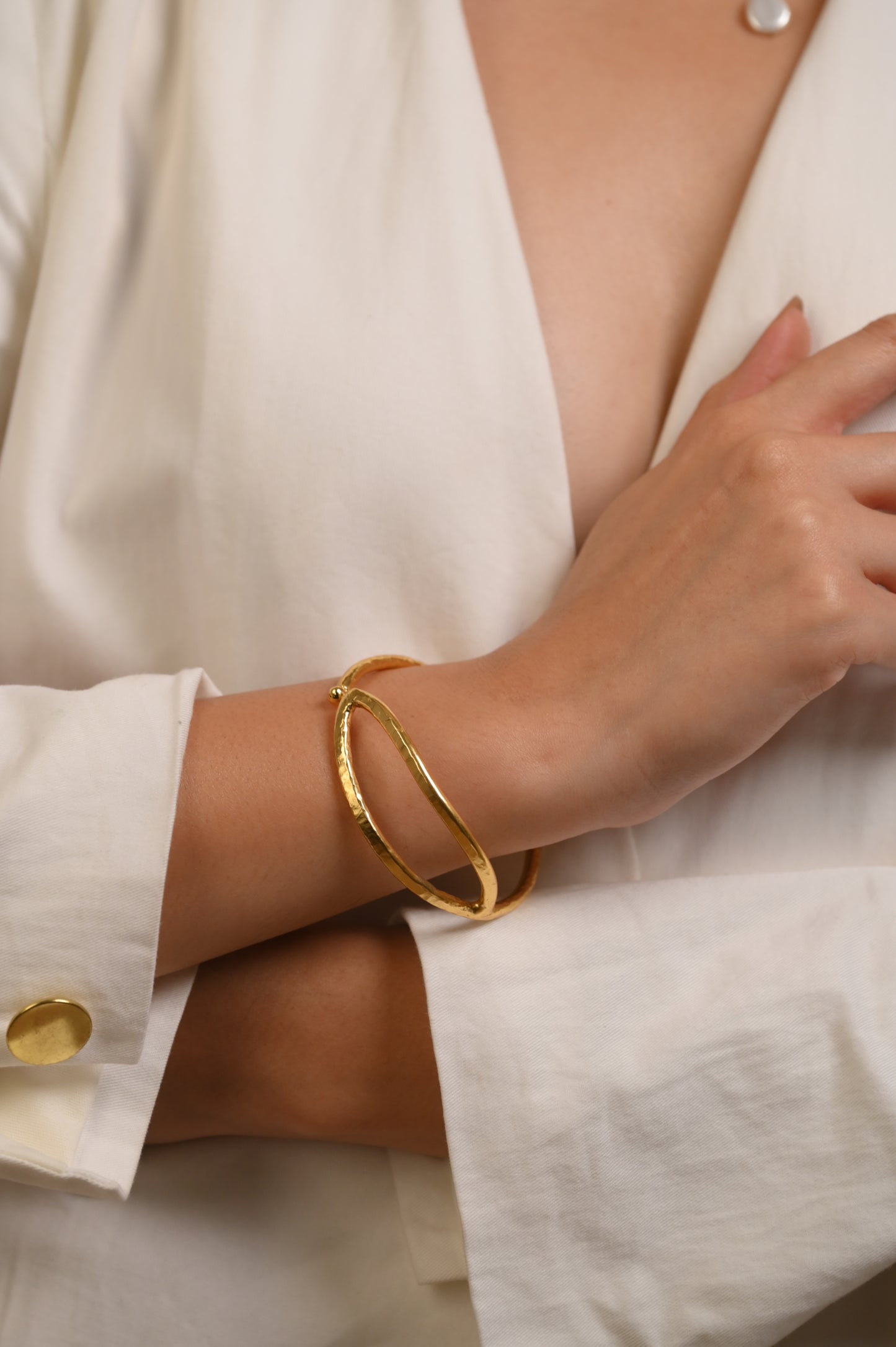 Leafy Handcuff in Gold