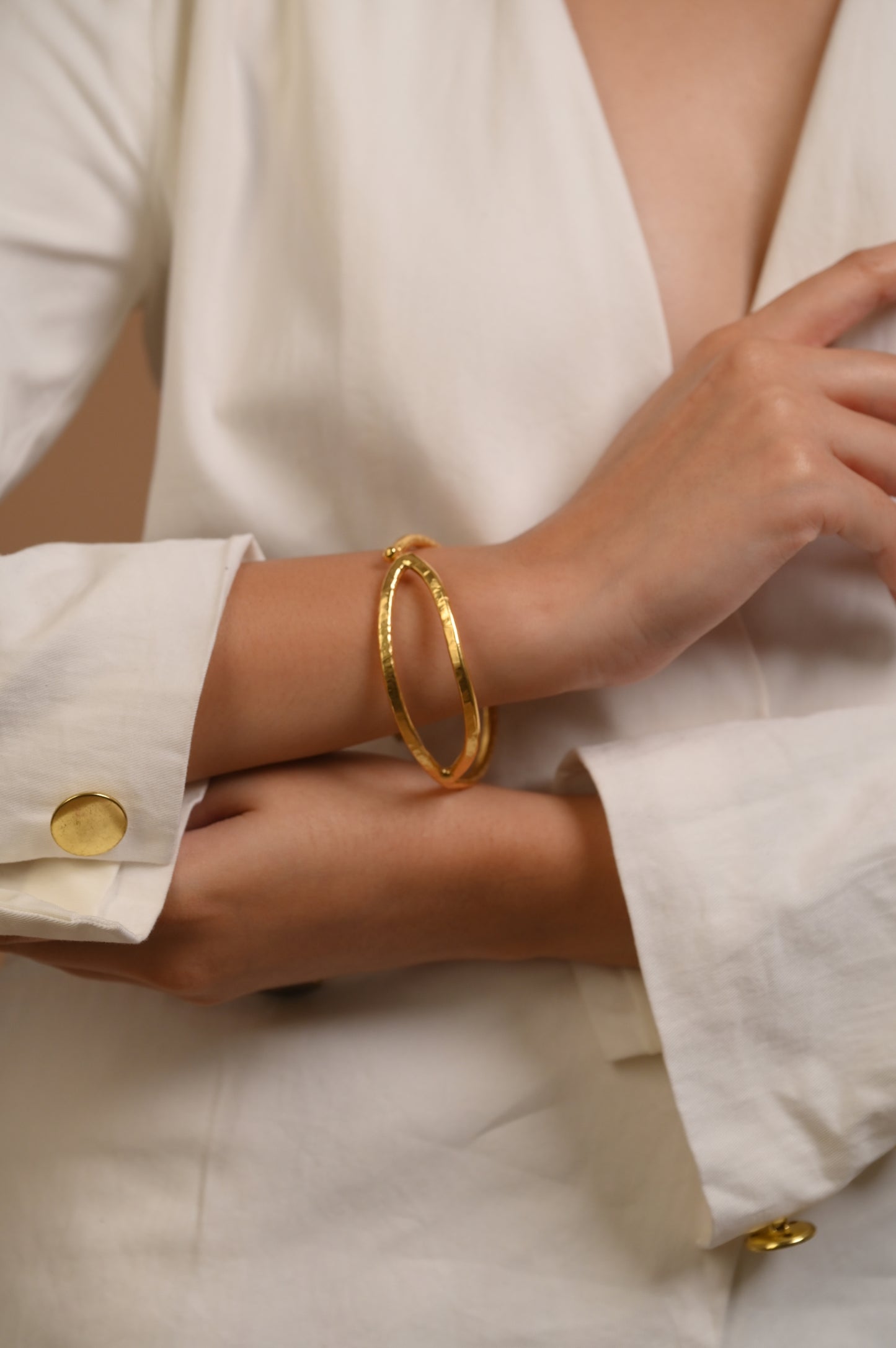 Leafy Handcuff in Gold