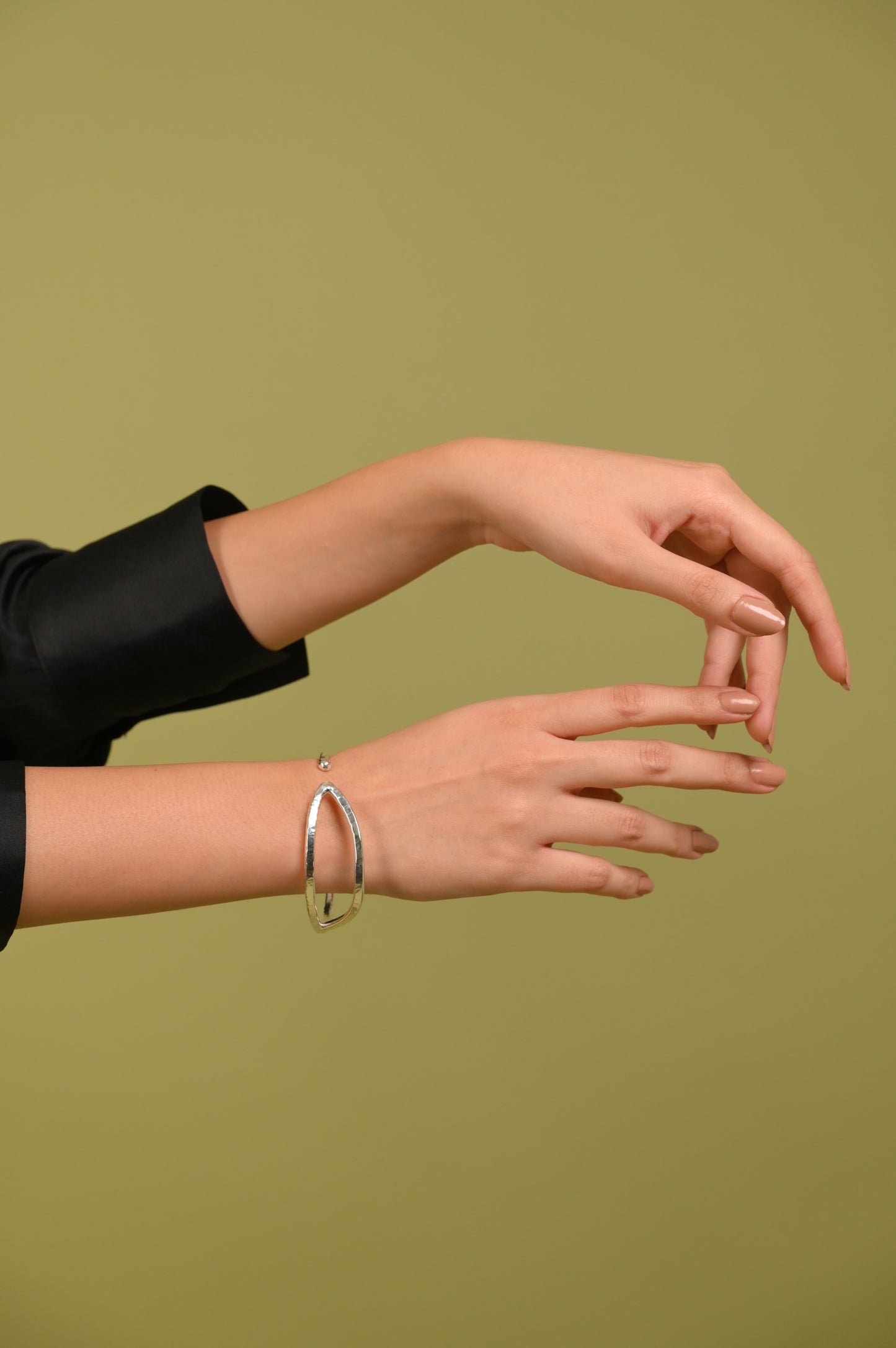Leafy Handcuff in Silver