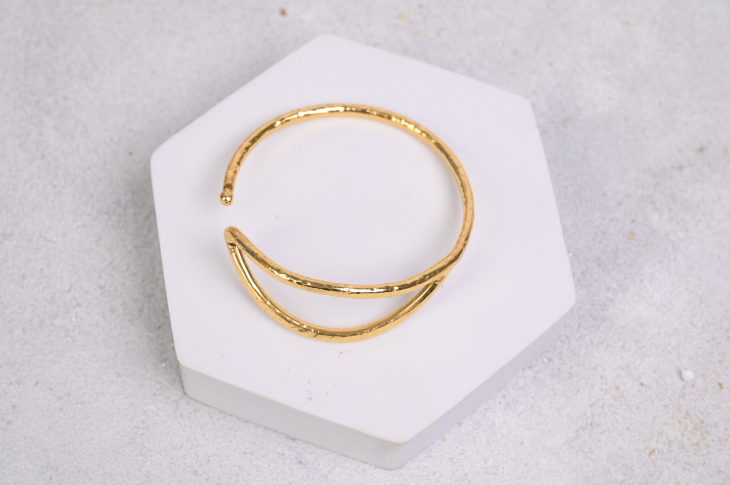 Leafy Handcuff in Gold