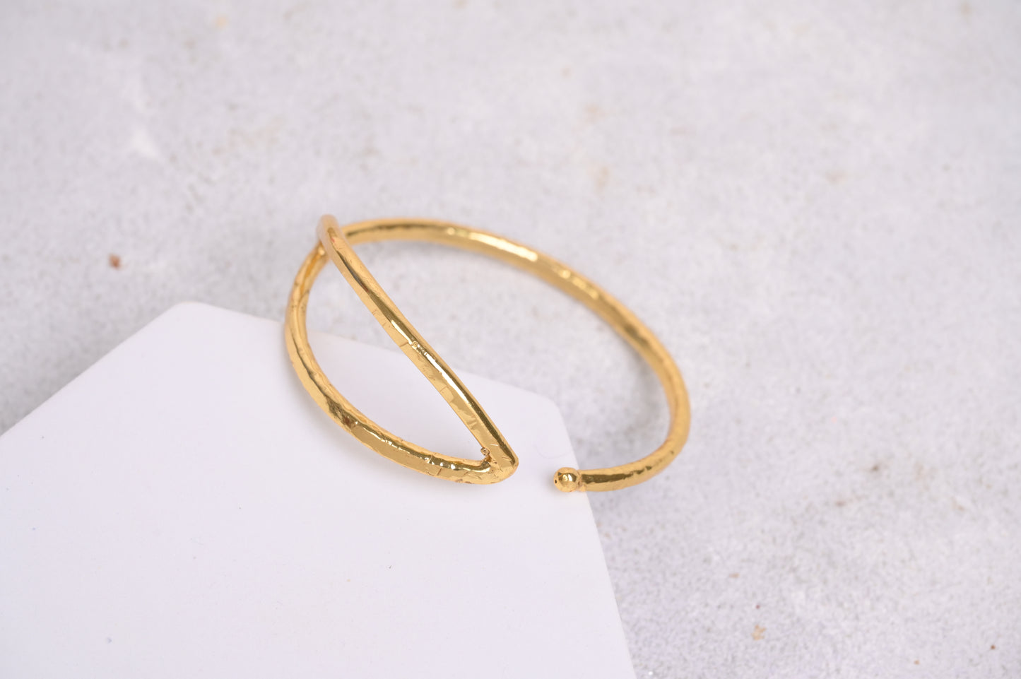 Leafy Handcuff in Gold